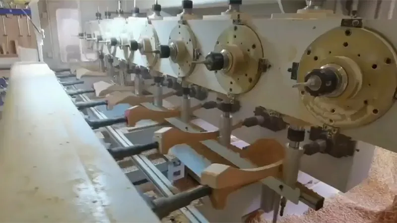 مركز تشغيل CNC متطور ذو خمسة محاور وثمانية رؤوس 