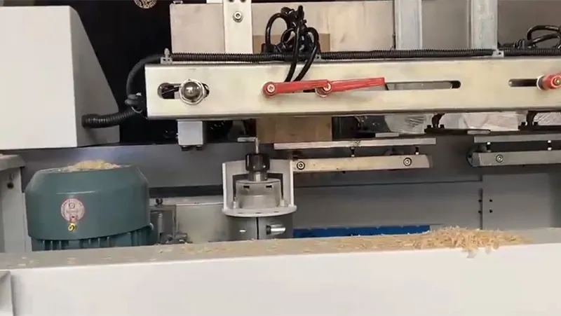 ماكينة CNC لتشكيل مفاصل تعشيقة خشبية