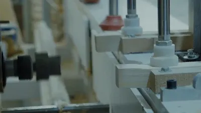 ماكينة CNC متعددة المهام لتشكيل لسان التثبيت وفتحة النقر