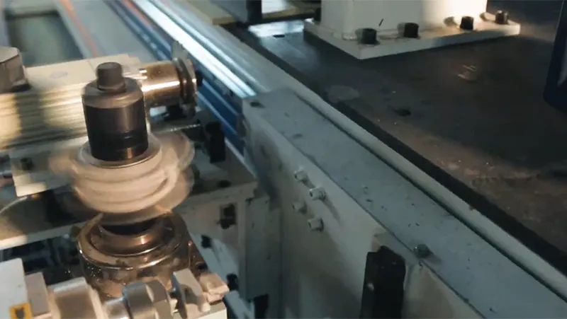 ماكينة تفريز حواف ألواح جدران خشب بنظام CNC (من جانب واحد)